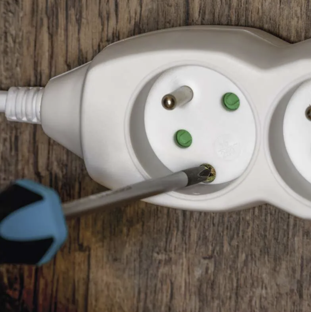 EMOS Prodlužovací kabel 2 m / 3 zásuvky / bílý / PVC / 1 mm2