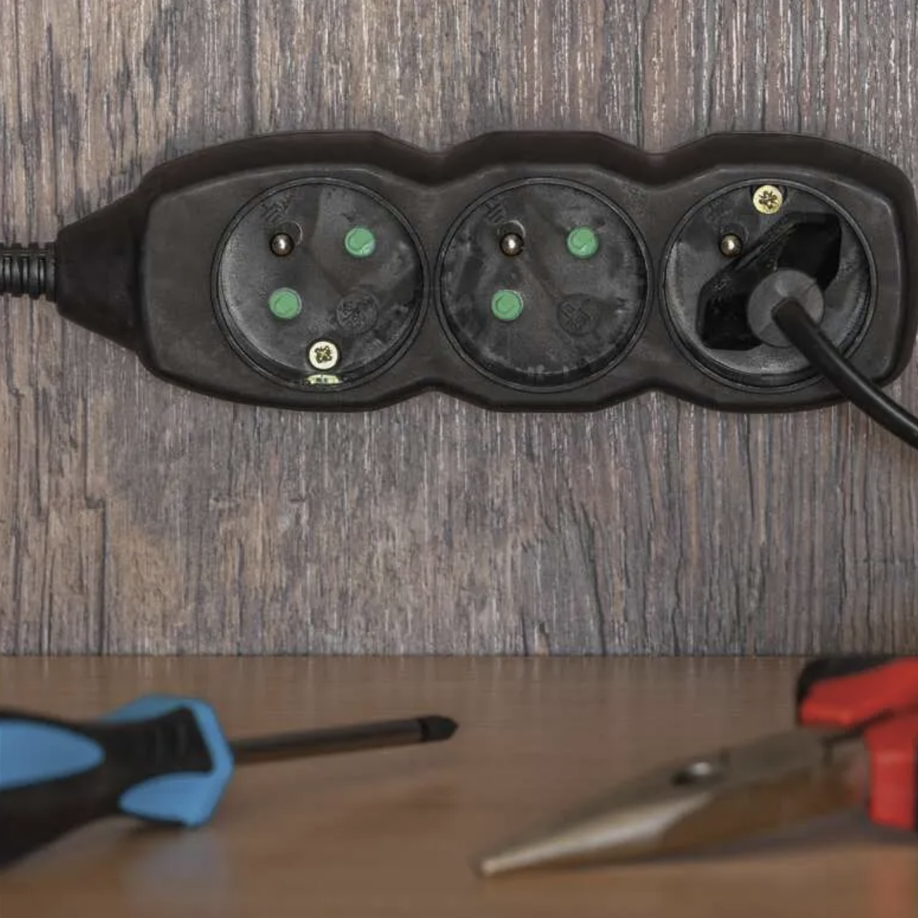 EMOS Prodlužovací kabel 1,5 m / 3 zásuvky / černý / PVC / 1 mm2