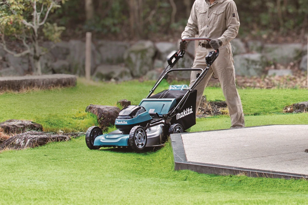 Makita aku sekačka s pojezdem 534mm Li-ion LXT 2x18V bez aku Z, DLM540Z
