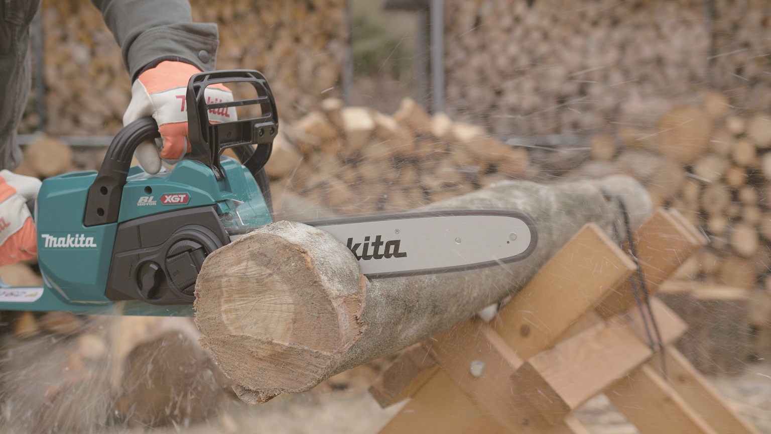 Makita XGT aku řetězová pila 400 mm Li-ion XGT 40V,bez aku Z, UC023GZ